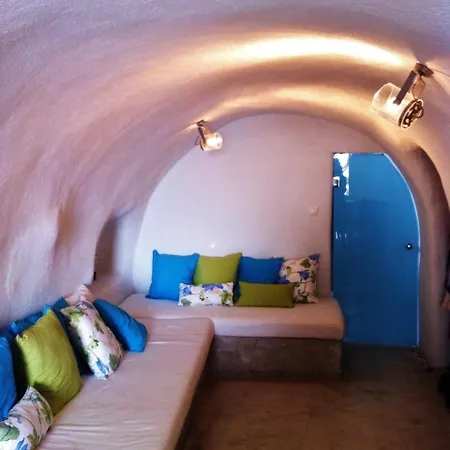 Villa Thrilling Santorini Ragus 1 Bedroom Min Children Age 12 Years Spacious Shared Sun Terrace And Swimming Pool With Breathtaking Oia